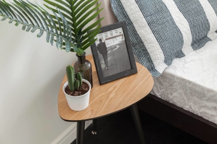 кофейный столик Woodi WOODI "Капля" из дерева с желто-горчичной столешницей, 50x43x57 см,  стиль скандинавский