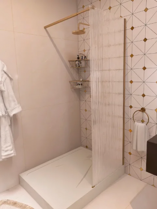Душевая перегородка Good Door Walk in ВИ00033 130х195 см, профиль матовое золото, стекло рифленое в современном стиле